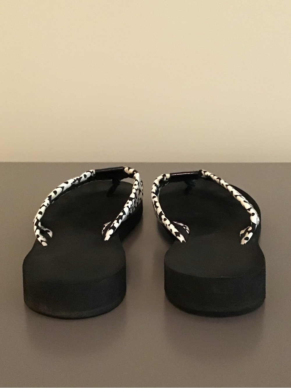 EUC, ELIZA B Black & Whit Floral Quilted Flip Flop Sandals, Fits Size 9 - Picture 7 of 9
